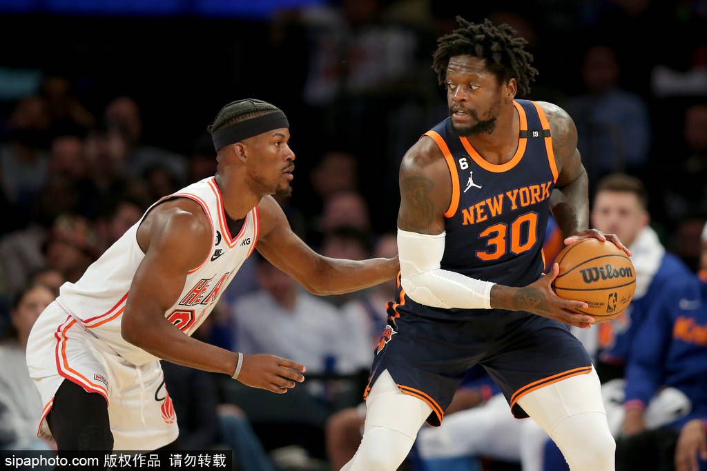 太阳大逆转险胜奇才 布克27+8普尔17中5NBA新赛季常规赛继续进行，菲尼克斯太阳队（14胜12负）止住连败。